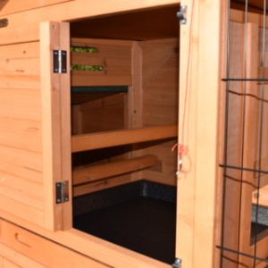 The sleeping compartment of chickencoop Holiday Small is provided with 2 perches