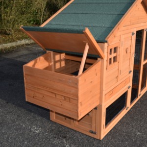The laying nest of the chickencoop Holiday Small is provided with a hinged roof