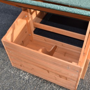 The nesting box of rabbit hutch Holiday Small is divided in 2 parts