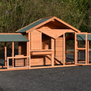 The rabbit hutch Holiday Small is provided with many doors
