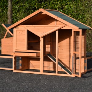 The hutch Holiday Small is a nice outdoor space for your guinea pigs
