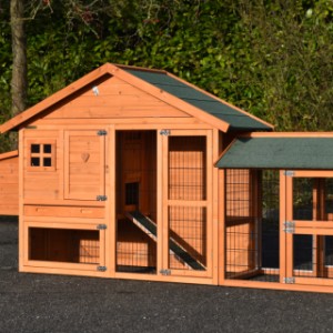 The chickencoop Holiday Small is extended with a run Space Small and a laying nest