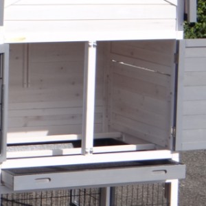 The sleeping compartment of the chickencoop Prestige Medium is provided with 2 perches