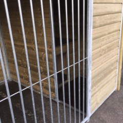 Large dogkennel with insulated doghouse and platform