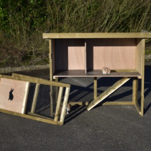 The rabbit hutch Axi Maxi has removable panels, so that you can clean it very easily