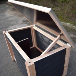 The dog house Ferro is provided with a hinged roof