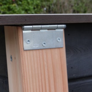 The roof of dog house Ferro is provided with solid hinges