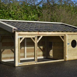 The wooden chickencoop Toby is provided with second-hand roof tiles