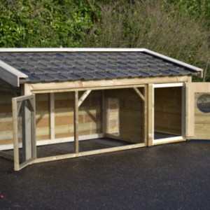 The chickencoop Toby is provided with 2 large doors