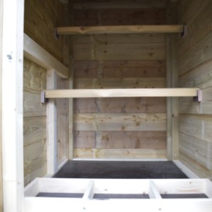 The sleeping compartment of chickencoop Toby is provided with a laying nest and perches