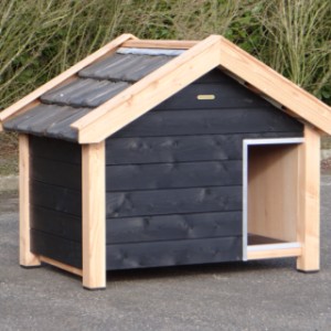 The insulated dog house Reno can be used in both summer and winter