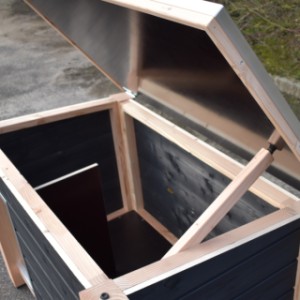 The dog house Wolf is provided with a hinged roof