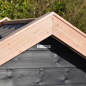 The roof of dog house Snuf is provided with second-hand roof tiles
