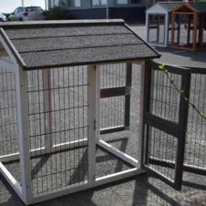 Offer more space for your animals with the intermediate run Space Small