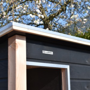 The roof edge and the opening are fitted with an aluminum trim