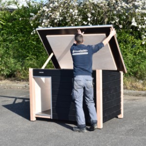 The roof is equipped with two supports so that the kennel can remain open