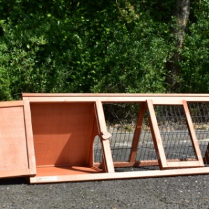 The rabbit hutch Blecky is provided with 2 doors