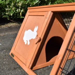 The sleeping compartment of rabbit hutch Blecky has removable bottomplates