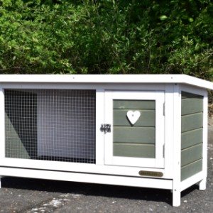 The rabbit hutch Boemsy is made of pine wood