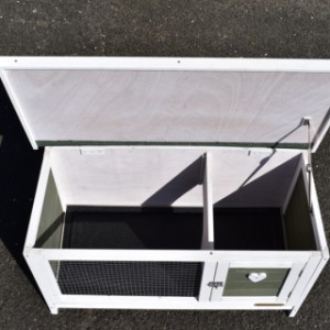 The guinea pig hutch Boemsy is provided with a hinged roof