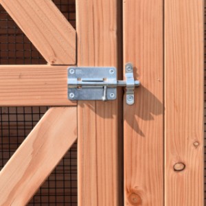The door of the cat run Flex is provided with a sliding lock