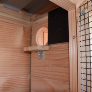 The sleeping compartment of aviary Flex 2.2 can be locked from the safety porch