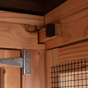 The sleeping compartment of aviary Flex 2.1 can be locked from the safety porch
