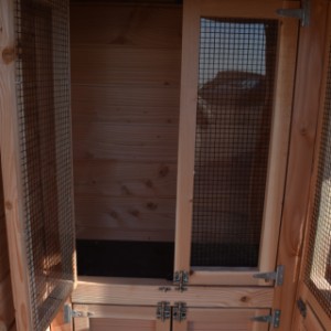 The aviary Flex 2.1 has a sleeping compartment with mesh doors