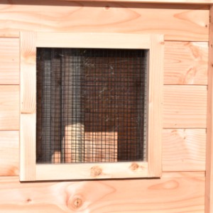 The aviary Flex 2.1 is provided with a window in the sidepanel
