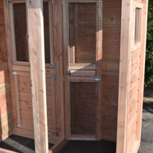 The aviary Flex 2.1 has a safety porch, so that you can enter the aviary safely