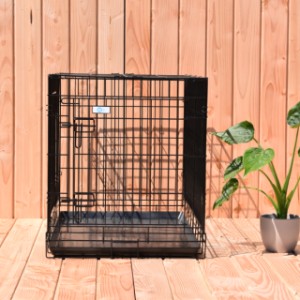 The Strong XL dog crate can be folded, making it easy to take with you