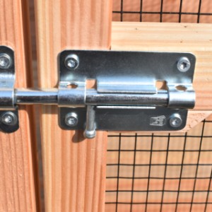 Aviary Maarten is provided with a sliding doorlock