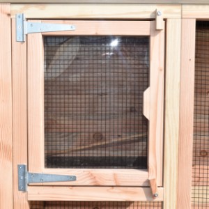 The little door to the sleeping compartment is provided with plexiglass and mesh