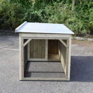 The chickencoop Belle is provided with corrugated sheets