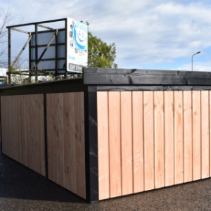 Dog kennel Frenkie has a wooden backside