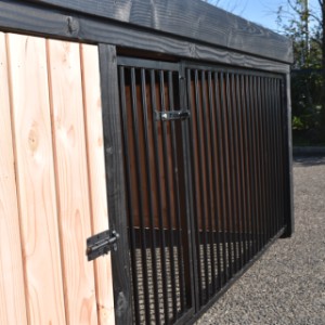 Dog kennel Frenkie has a black powdercoated kennelpanel