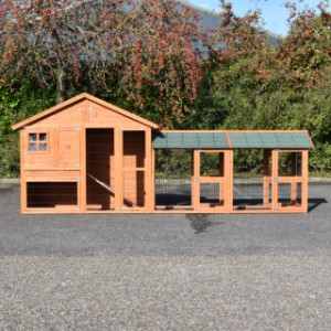 The hutch Holiday Medium is suitable for 2 till 4 rabbits