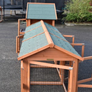 The roofs of the rabbit hutch Holiday Medium are provided with green roofing felt