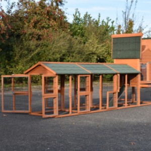 The chickencoop Prestige Medium is provided with many doors