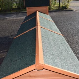 Rabbit hutch Prestige Medium | the entire unit is fitted with green roofing felt