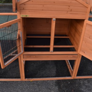 The chickencoop Prestige Medium is provided for 3 till 5 chickens