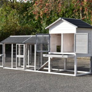 The wooden poultry coop Prestige Medium is equipped with many openings