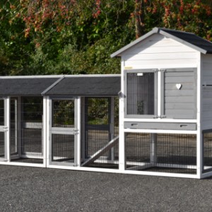 The hutch Prestige Medium is suitable for 3 till 5 chickens