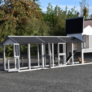 The chickencoop Prestige Medium has many openings