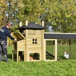 The laying nest has a hinged roof, so that you can collect the eggs very easily