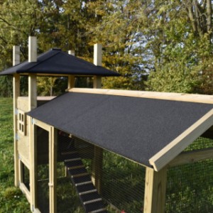 The chickencoop Rosalynn and the run are both provided with black roofing felt