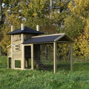 The chickencoop Rosalynn and the run are both provided with black roofing felt