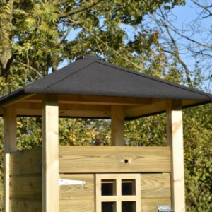The chickencoop Rosanne will be delivered as standard without hay