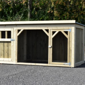 Chickencoop Belle 1 is provided with 1 mesh panel