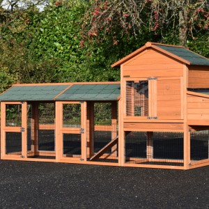 Rabbit hutch Prestige Medium with 2 runs and nesting box · 326x91x150cm